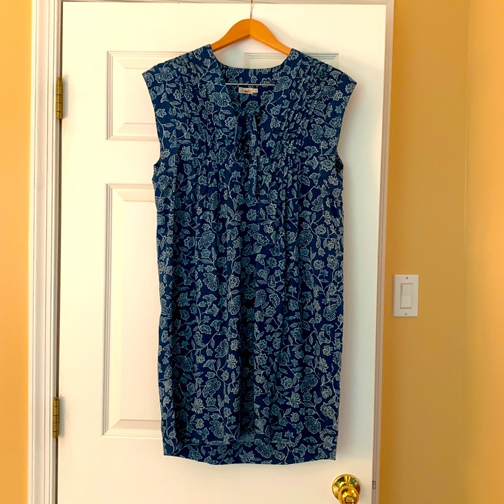 Faherty dress with tie front size Small